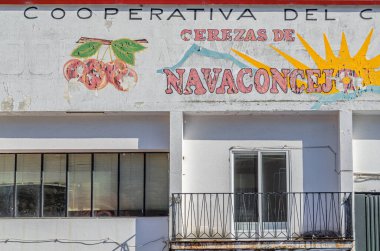 NAVACONCEJO, SPAIN - APRIL 6, 2014: Kooperatif Cephesi (Countryside Cooperativa del Campo), kiraz pazarlama alanında uzmanlaşmış bir meyve ve sebze toptancısı, Jerte Valley, Extremadura, İspanya