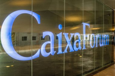 MADRID, SPAIN - 1 Mart 2014: CaixaForum kültür merkezi logosu, Madrid, İspanya 'da Paseo del Prado' da bulunan 
