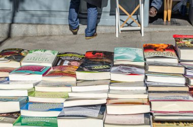 MADRID, SPAIN - 23 Şubat 2014: Madrid 'de Claudio Moyano caddesinde yer alan Cuesta de Moyano kitap fuarını ziyaret eden insanlar, kitaplarını satan kabinleriyle meşhurdur (çoğu eski veya ikinci el kitapçılardan).)