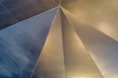 MADRID, SPAIN - 23 Şubat 2014: CaixaForum kültür merkezinin dış metal yapısının ayrıntıları, İsviçreli mimarlar Herzog & de Meuron 'un stüdyosu tarafından rehabilite edilen eski bir bina, 2008 yılında İspanya' nın Madrid kentinde açıldı.