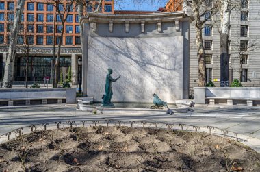 MADRID, İspanya - 23 Şubat 2014: Madrid, İspanya 'daki Eugenio d' Ors Rovira Anıtı. Katalan bir yazar olan Eugenio d 'Ors' a adanmıştır, 1963 yılında Eugenio 'nun oğlu Vctor d' Ors tarafından bir çeşmenin içine konmuş bir heykel grubundan oluşur.