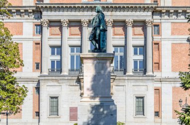 MADRID, SPAIN - 23 Şubat 2014: Murillo Anıtı, 1867 yılında İspanyol heykeltıraş Sabino Medina tarafından yapılan ve Plaza de Murillo 'da bulunan ressam Bartolome Esteban Murillo' ya ithaf edilen eser.