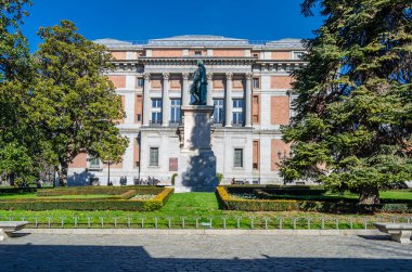 MADRID, SPAIN - 23 Şubat 2014: Murillo Anıtı, 1867 yılında İspanyol heykeltıraş Sabino Medina tarafından yapılan ve Plaza de Murillo 'da bulunan ressam Bartolome Esteban Murillo' ya ithaf edilen eser.