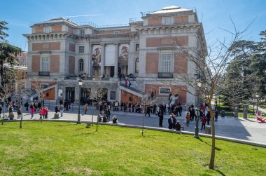 MADRID, İspanya - 23 Şubat 2014: Madrid, İspanya 'daki ünlü Prado Müzesi çevresindeki insanlar