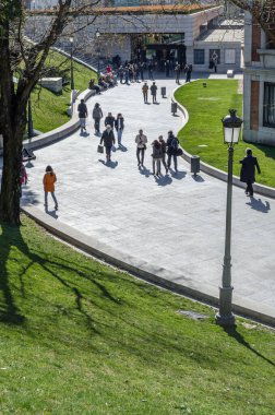 MADRID, İspanya - 23 Şubat 2014: Madrid, İspanya 'daki ünlü Prado Müzesi çevresindeki insanlar