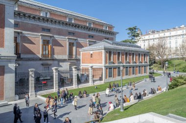 MADRID, İspanya - 23 Şubat 2014: Madrid, İspanya 'daki ünlü Prado Müzesi çevresindeki insanlar