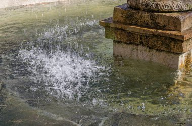 İspanyol mimar Ventura Rodriguez 'in tasarımına göre 18. yüzyılda İspanya' nın Madrid kentindeki Paseo del Prado 'da bulunan Dört Pınar' dan (Las Fuentecillas olarak da bilinir) birinin görüntüsü