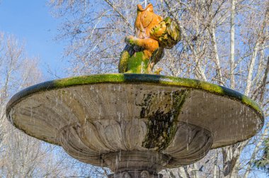 İspanyol mimar Ventura Rodriguez 'in tasarımına göre 18. yüzyılda İspanya' nın Madrid kentindeki Paseo del Prado 'da bulunan Dört Pınar' dan (Las Fuentecillas olarak da bilinir) birinin görüntüsü
