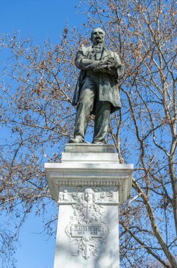 İspanya 'nın Madrid kentindeki Claudio Moyano anıtı, Agustin Querol tarafından tasarlandı, 1899 yılında inşa edildi ve 1900 yılında açıldı.