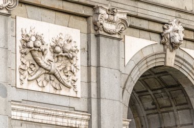 Puerta de Alcala 'nın mimari detayları, Madrid, İspanya' da önemli bir dönüm noktası.