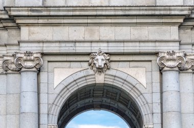 Puerta de Alcala 'nın mimari detayları, Madrid, İspanya' da önemli bir dönüm noktası.
