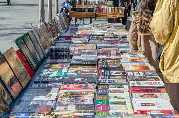 stock image MADRID, SPAIN - FEBRUARY 23, 2014: People visiting the Cuesta de Moyano book fair, located on Claudio Moyano street in Madrid, famous for the booths selling books (many of them from old or second-hand booksellers)