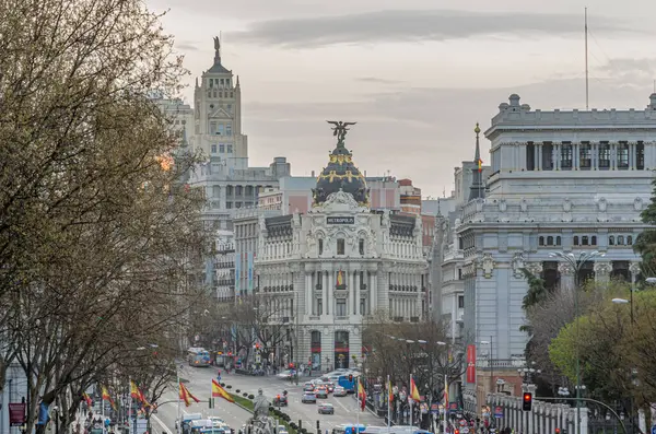 MADRID, İspanya - 21 Mart 2014: Madrid, İspanya 'da Alcala ve Gran Via caddelerinin kesiştiği noktada Metropolis Binası ile kentsel manzara