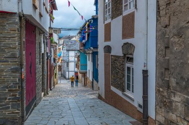 NAVIA, İspanya - 22 AĞUSTOS 2022: Kuzey İspanya 'nın Navia kentindeki renkli bir caddenin görüntüsü