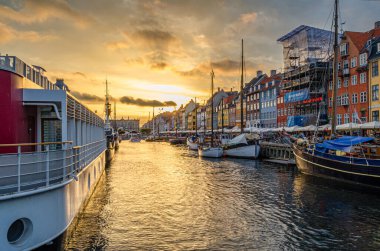 COPENHAGEN, DENMARK - 7 Temmuz 2014: Danimarka 'nın Kopenhag kentindeki 17. yüzyıl rıhtım, kanal ve eğlence bölgesi Nyhavn' daki renkli evler, barlar, restoranlar ve turistlerin manzarası