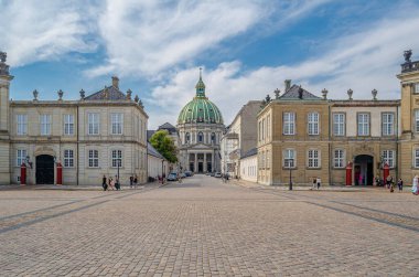 COPENHAGEN, DENMARK - 8 Temmuz 2014: Amalienborg Sarayı, Danimarka 'nın Kopenhag kraliyet ailesinin resmi ikametgahı. Sekizgen bir avlunun etrafındaki dört birbirinin aynı Rokoko sarayından meydana gelir; meydanın ortasında muazzam bir Eq bulunur.