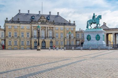 COPENHAGEN, DENMARK - 8 Temmuz 2014: Amalienborg Sarayı, Danimarka 'nın Kopenhag kraliyet ailesinin resmi ikametgahı. Sekizgen bir avlunun etrafındaki dört birbirinin aynı Rokoko sarayından meydana gelir; meydanın ortasında muazzam bir Eq bulunur.