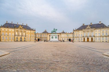 COPENHAGEN, DENMARK - 8 Temmuz 2014: Amalienborg Sarayı, Danimarka 'nın Kopenhag kraliyet ailesinin resmi ikametgahı. Sekizgen bir avlunun etrafındaki dört birbirinin aynı Rokoko sarayından meydana gelir; meydanın ortasında muazzam bir Eq bulunur.