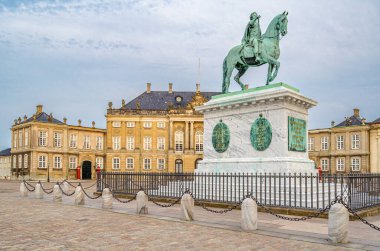 COPENHAGEN, DENMARK - 8 Temmuz 2014: Amalienborg Sarayı, Danimarka 'nın Kopenhag kraliyet ailesinin resmi ikametgahı. Sekizgen bir avlunun etrafındaki dört birbirinin aynı Rokoko sarayından meydana gelir; meydanın ortasında muazzam bir Eq bulunur.