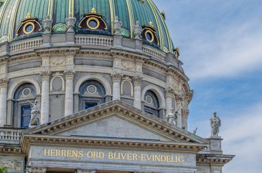 1749 ve 1894 yılları arasında Danimarka 'nın Kopenhag kentinde inşa edilen bir Protestan kilisesi olan Frederik' in Kilisesi 'nin (Mermer Kilise) manzarası