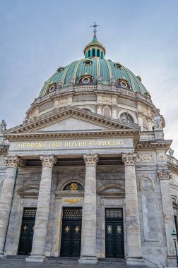 1749 ve 1894 yılları arasında Danimarka 'nın Kopenhag kentinde inşa edilen bir Protestan kilisesi olan Frederik' in Kilisesi 'nin (Mermer Kilise) manzarası
