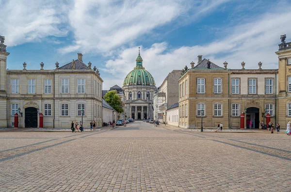 COPENHAGEN, DENMARK - 8 Temmuz 2014: Amalienborg Sarayı, Danimarka 'nın Kopenhag kraliyet ailesinin resmi ikametgahı. Sekizgen bir avlunun etrafındaki dört birbirinin aynı Rokoko sarayından meydana gelir; meydanın ortasında muazzam bir Eq bulunur.