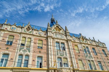 SATU MARE, ROMANIA - SEPTEMBER 23, 2019: Romanya 'nın Satu Mare kentindeki Dacia Hotel cephesi, yenileme çalışmaları sırasında; 1902 yılında Macar Bölgesi tarzında inşa edildi, bugün özel mülk.