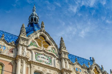 SATU MARE, ROMANIA - SEPTEMBER 23, 2019: Romanya 'nın Satu Mare kentindeki Dacia Hotel cephesi, yenileme çalışmaları sırasında; 1902 yılında Macar Bölgesi tarzında inşa edildi, bugün özel mülk.