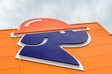 SATU MARE, ROMANIA - 23 Eylül 2019: Romanya 'nın Satu Mare kentindeki Dedeman mağazasının cephesi. Dedeman 1992 yılında Romanya 'nın Bacau kentinde kurulan bir şirket olup, ev geliştirme ve kendi mallarınızı üretme amaçlı bir hipermarket zinciri kurulmuştur.