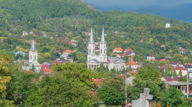 Romanya 'nın kuzeybatısındaki Maramures ilçesindeki Baia-Sprie kasabasının sonbaharında manzara