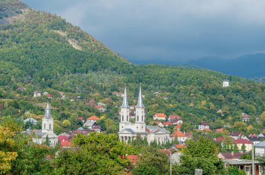 Romanya 'nın kuzeybatısındaki Maramures ilçesindeki Baia-Sprie kasabasının sonbaharında manzara