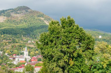 Romanya 'nın kuzeybatısındaki Maramures ilçesindeki Baia-Sprie kasabasının sonbaharında manzara