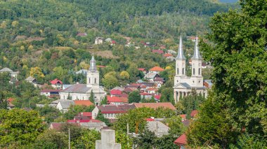 Romanya 'nın kuzeybatısındaki Maramures ilçesindeki Baia-Sprie kasabasının sonbaharında manzara
