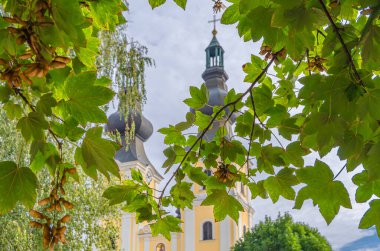 Yunan Katolik hac kilisesi cephesi, Macaristan Mariapocs 'taki Aziz Michael Başmelek.