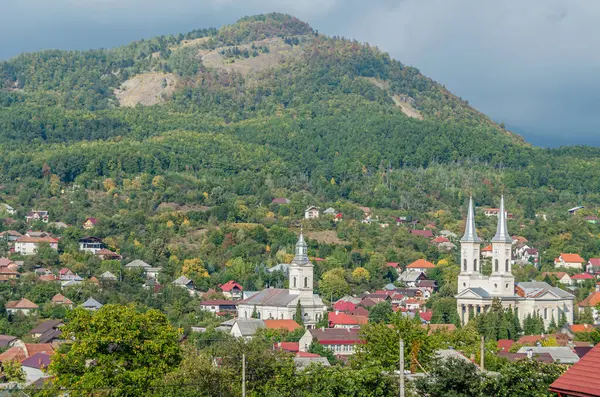 Romanya 'nın kuzeybatısındaki Maramures ilçesindeki Baia-Sprie kasabasının sonbaharında manzara