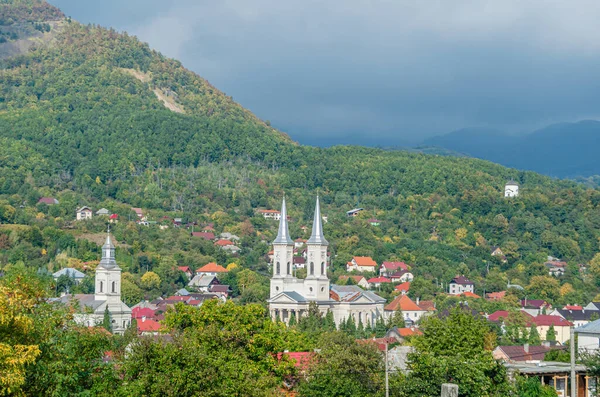 Romanya 'nın kuzeybatısındaki Maramures ilçesindeki Baia-Sprie kasabasının sonbaharında manzara