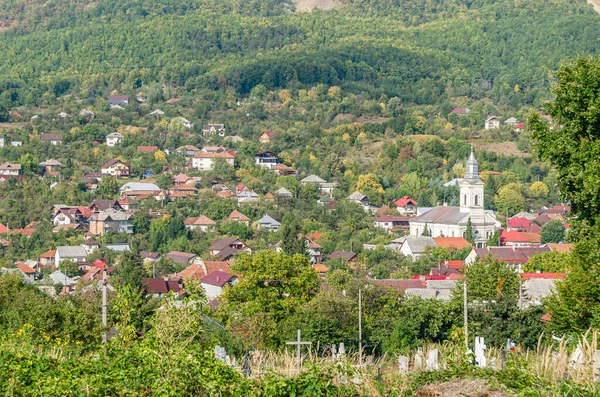 Romanya 'nın kuzeybatısındaki Maramures ilçesindeki Baia-Sprie kasabasının sonbaharında manzara