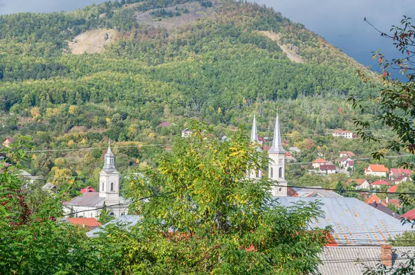 Romanya 'nın kuzeybatısındaki Maramures ilçesindeki Baia-Sprie kasabasının sonbaharında manzara