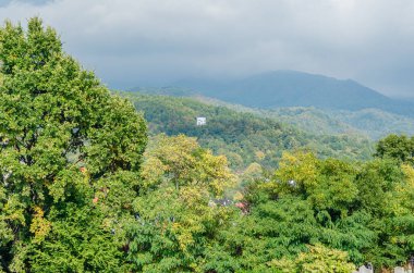 Romanya 'nın Baia Sprie kentinde sonbaharda bir tepedeki beyaz şapelin manzarası