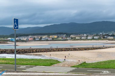 FOZ, SPAIN - 27 AĞUSTOS 2022: Lugo, Galiçya 'nın kuzeybatısındaki Foz kasabasındaki A Rapadoira plajının görüntüsü