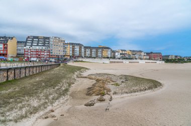 FOZ, SPAIN - 27 AĞUSTOS 2022: Lugo, Galiçya 'nın kuzeybatısındaki Foz kasabasındaki A Rapadoira plajının görüntüsü