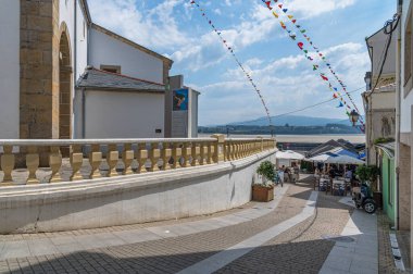 FOZ, SPAIN - 29 AĞUSTOS 2022: Eski şehir Foz, Lugo, Galiçya, İspanya 'nın kuzeybatısındaki cadde