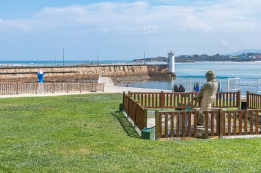 FOZ, SPAIN - 29 AĞUSTOS 2022 İspanya 'nın kuzeybatısındaki Foz kasabasındaki denizci anıtı. Herbron firması tarafından yapılan anıt, teknesinden deniz ağları toplayan bir balıkçıyı temsil ediyor.