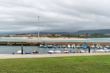 FOZ, SPAIN - 25 Ağustos 2022: Galiçya, İspanya 'daki Foz kasabasındaki liman manzarası