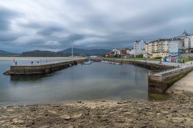 FOZ, SPAIN - 27 AĞUSTOS 2022: Galiçya, İspanya 'daki Foz kasabasındaki liman manzarası