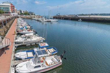 FOZ, SPAIN - 29 AĞUSTOS 2022: Galiçya, İspanya 'daki Foz kasabasındaki liman manzarası