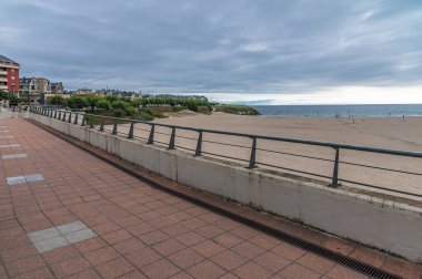 Galiçya 'nın kuzeybatısındaki Lugo ilinin Foz kasabasındaki A Rapadoira plajı manzaralı.