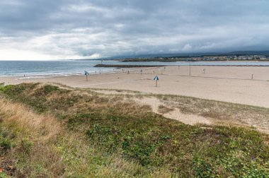 Galiçya 'nın kuzeybatısındaki Lugo ilinin Foz kasabasındaki A Rapadoira plajı manzaralı.