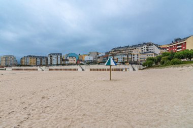 Galiçya 'nın kuzeybatısındaki Lugo ilinin Foz kasabasındaki A Rapadoira plajı manzaralı.