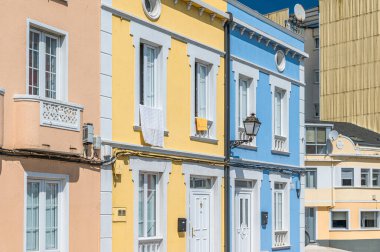 Galiçya 'nın kuzeybatısındaki eski Foz kasabasında renkli mimari.